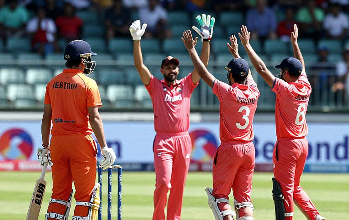 পাওয়ারপ্লে-র দুটি ভাষা: ঢাকার গর্জন, কাউন্টির নীরবতা আর এক ওপেনারের দুই পাঠ